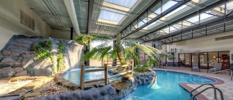 屋内プール、営業時間 6:00 ~ 23:00、サンラウンジャー