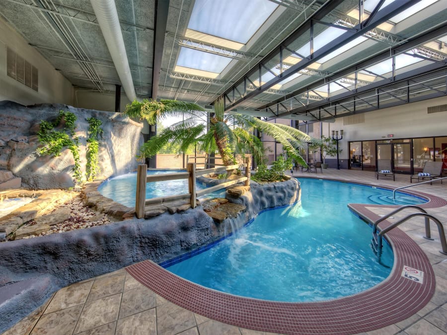 Innenpool, geöffnet von 06:00 Uhr bis 23:00 Uhr, Liegestühle