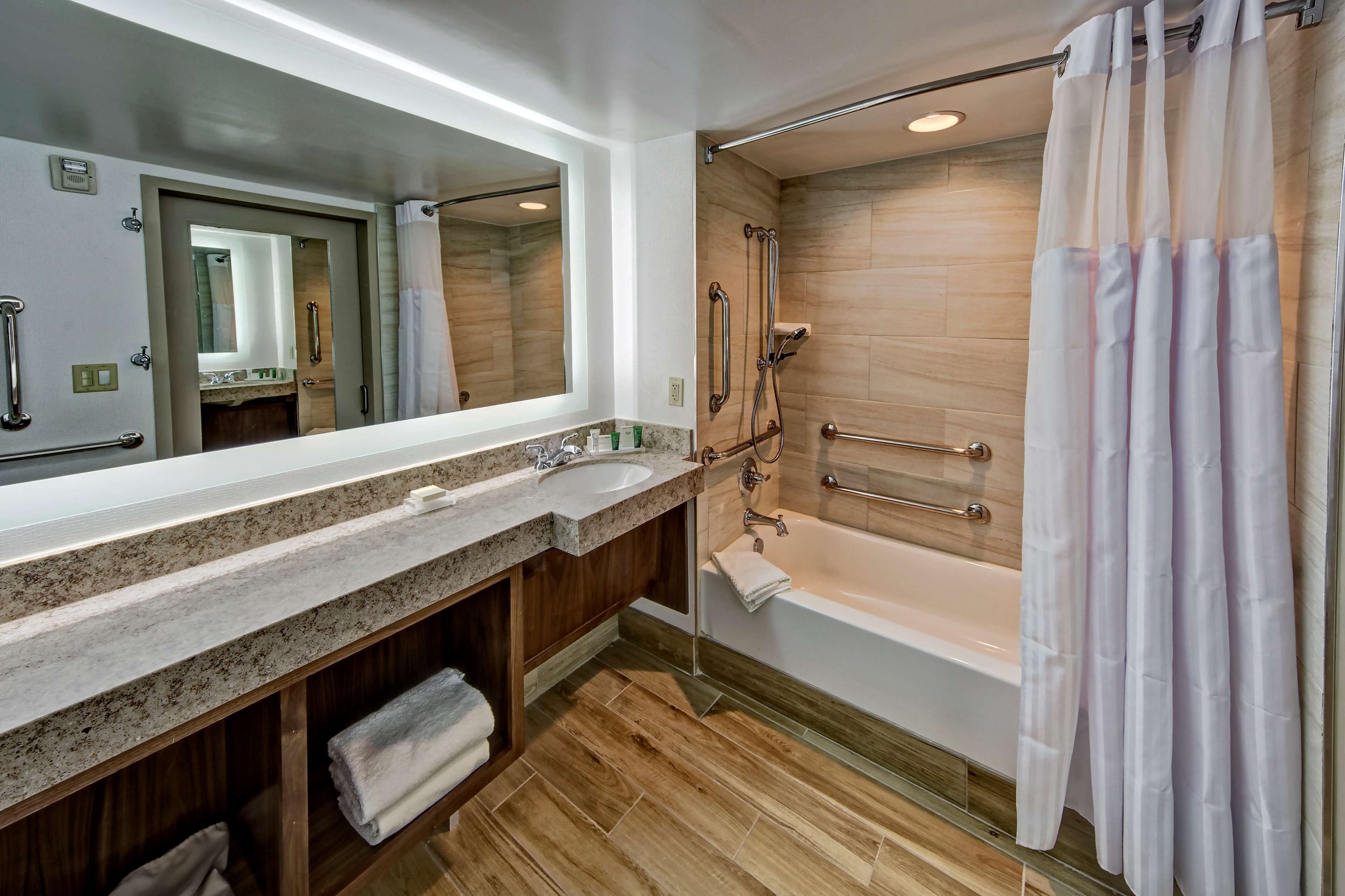 combined shower/bathtub, eco-friendly toiletries, hair dryer, towels