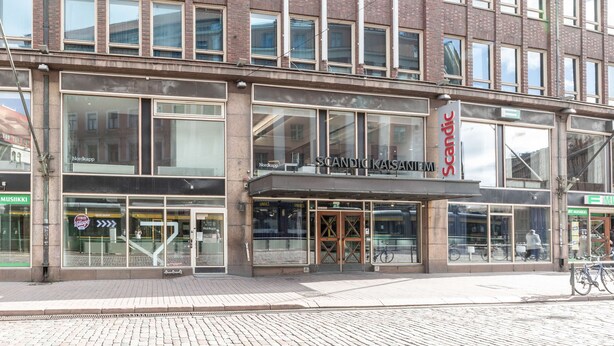 A modern building with large windows and a sign for "Scandic Kalsan." - Scandic Kaisaniemi (Helsinki)