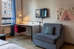 Room | Peti besi dalam bilik, meja, langsir/tirai gelap terus 