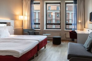 Zimmer | Zimmersafe, Schreibtisch, Verdunkelungsvorhänge, kostenlose Babybetten