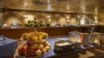 朝食 (ビュッフェ)、毎日提供 (1 名様 21 EUR)