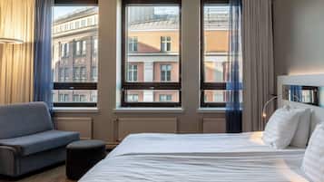 Habitación superior con 2 camas individuales | Caja de seguridad en la habitación, escritorio y cortinas blackout