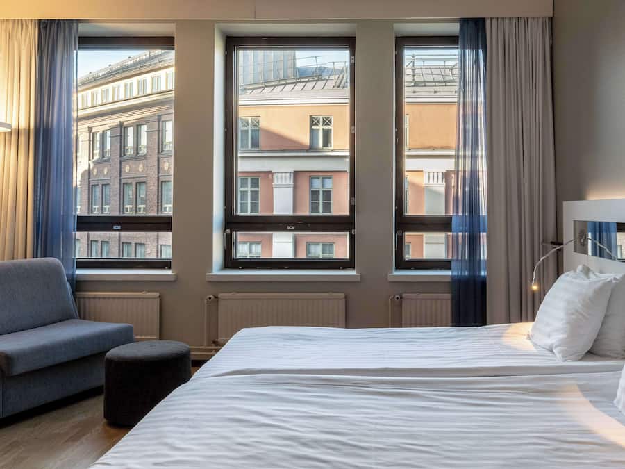 Caja de seguridad en la habitación, escritorio y cortinas blackout