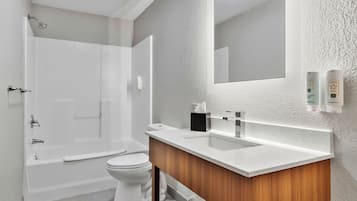 Phòng Suite, 1 giường cỡ king và sofa giường, không hút thuốc (Efficiency) | Phòng tắm | Vòi sen/bồn tắm kết hợp, đồ dùng nhà tắm miễn phí, máy sấy tóc