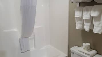 Family Room | Bathroom | Combined shower/tub, free toiletries, hair dryer, towels