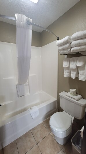 Habitación familiar | Baño | Tina con regadera, amenidades de baño gratuitas, secadora de cabello 