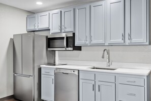 Suite, 1 King Bed with Sofa bed, Non Smoking (Efficiency) | Private kitchenette | Fridge, microwave, coffee/tea maker - Quality Inn Sheridan (Sheridan)