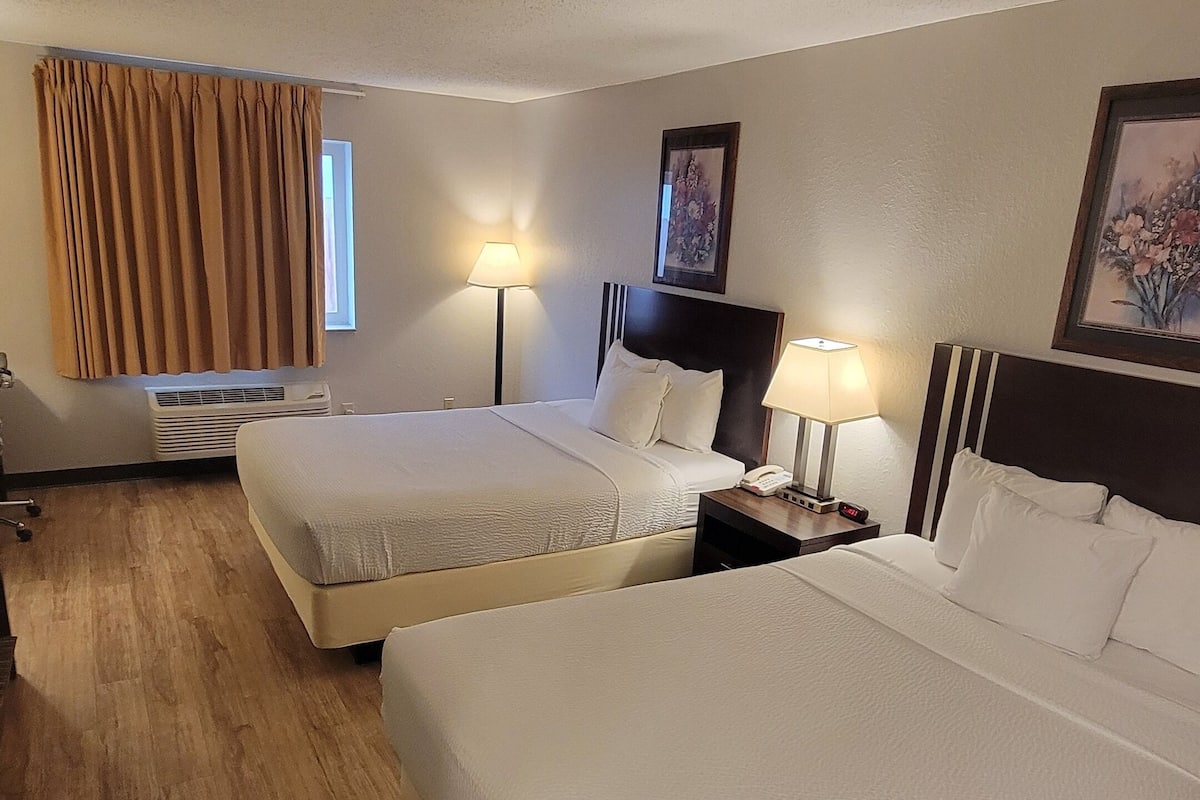 Rom – standard, 2 queensize-senger | Skrivebord, skrivebord for bærbar PC og blendingsgardiner