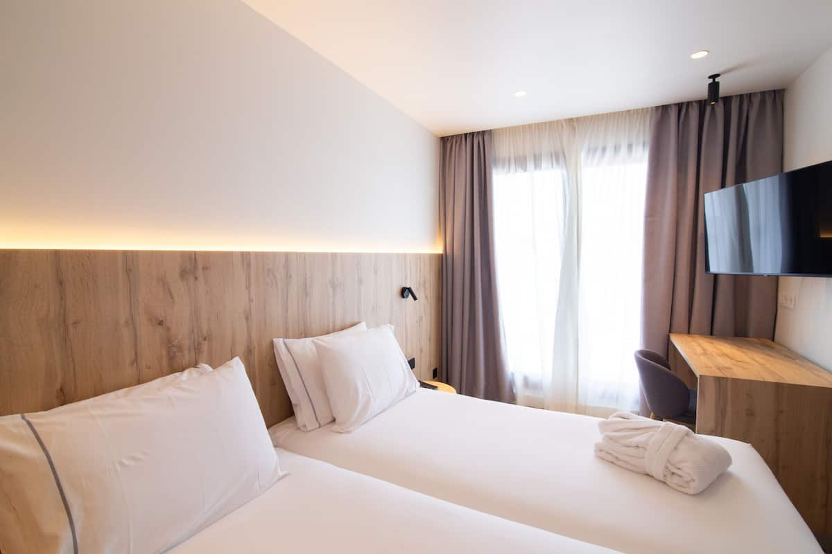 Habitación Premium (Cielo Madrid) | Sábanas de algodón egipcio, edredón y camas con pillow-top