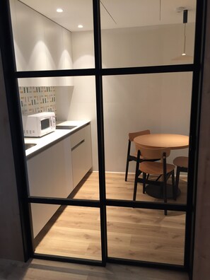 Refrigerador, microondas, utensilios de cocina