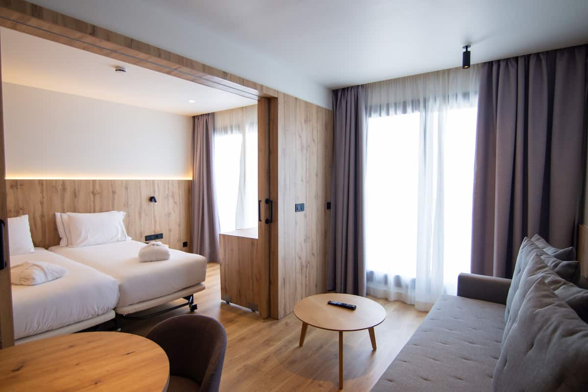 Habitación Premium (Cielo Madrid) | Sábanas de algodón egipcio, edredón y camas con pillow-top