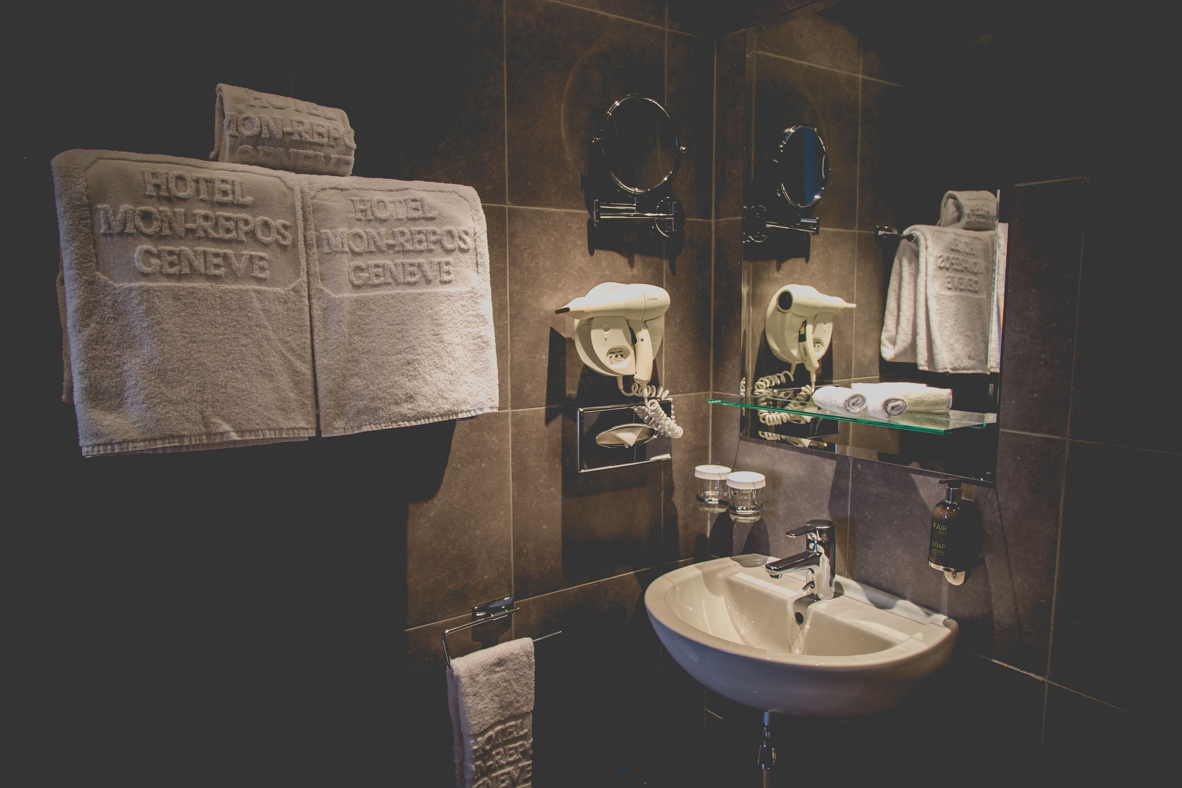 comfort room | minibar, in-room safe, blackout curtains, iron/ironing board