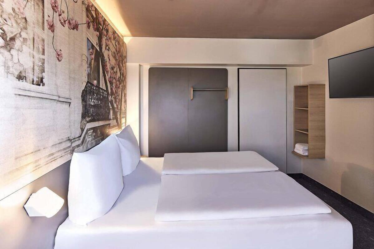 Desk, blackout curtains, soundproofing, free WiFi