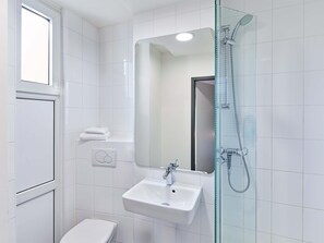 1 bedroom, desk, blackout drapes, soundproofing