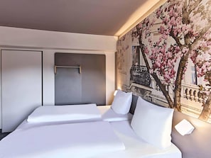 Schreibtisch, Verdunkelungsvorhänge, schallisolierte Zimmer