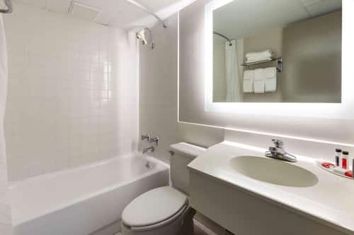 Combined shower/bathtub, free toiletries, hair dryer, towels