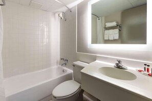 Kombination af bruser/badekar, gratis toiletartikler, hårtørrer