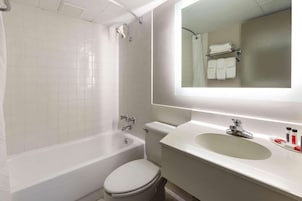 Bañera con ducha, artículos de tocador gratuitos, secador de pelo