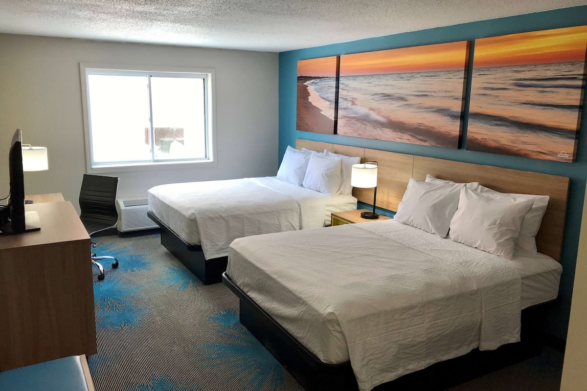 Room, 2 Queen Beds, Non Smoking (mini-fridge, AC, bathtub/shower)