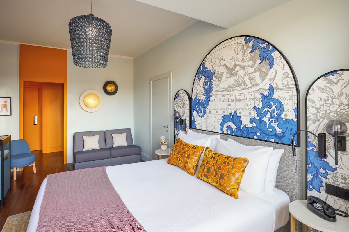 Premium Room (1 Queen, Single Sofa bed) | Premium bedding, minibar, in-room safe, laptop workspace