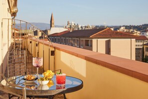 Sengetøy av topp kvalitet, minibar og safe på rommet