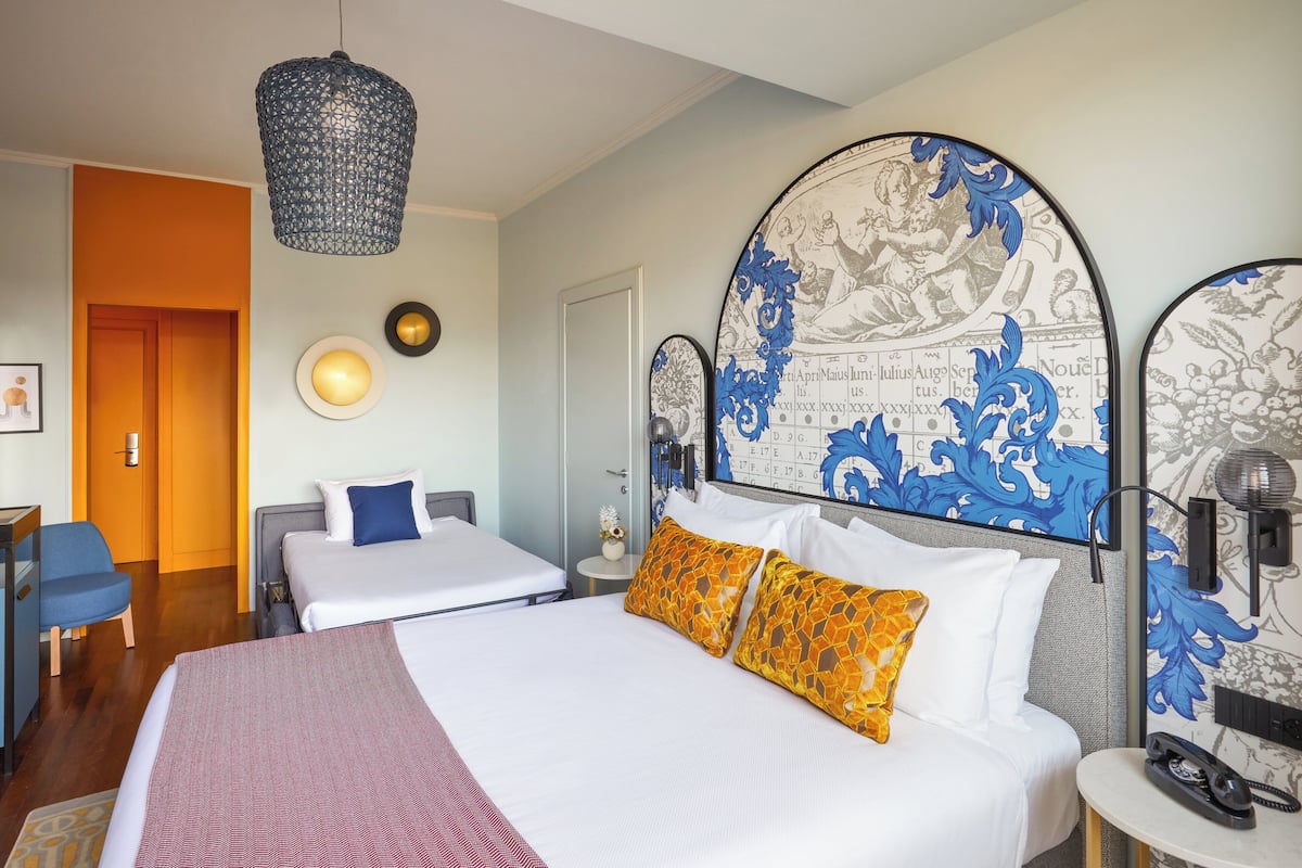 Chambre Premium (1 Queen, Single Sofa bed)