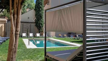 Außenpool (je nach Saison geöffnet), Cabañas (kostenlos), Sonnenschirme
