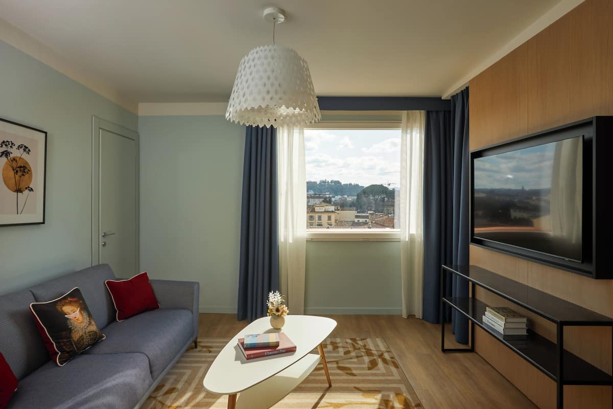 Suite, 1 letto king con divano letto | Biancheria da letto di alta qualità, minibar, una cassaforte in camera