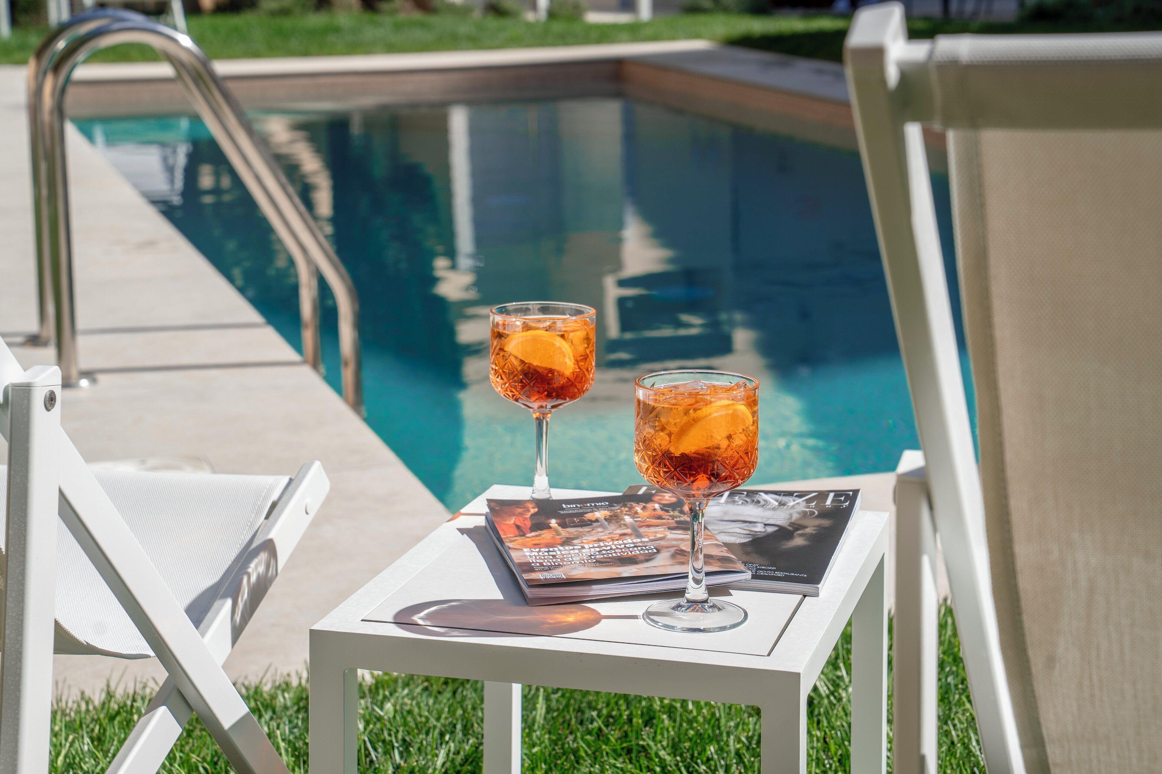 Sesongbasert utendørsbasseng og solsenger