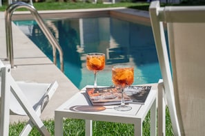 Seasonal outdoor pool, open 10:00 AM to 6:00 PM, pool loungers - Hotel Indigo Florence by IHG (Florence)