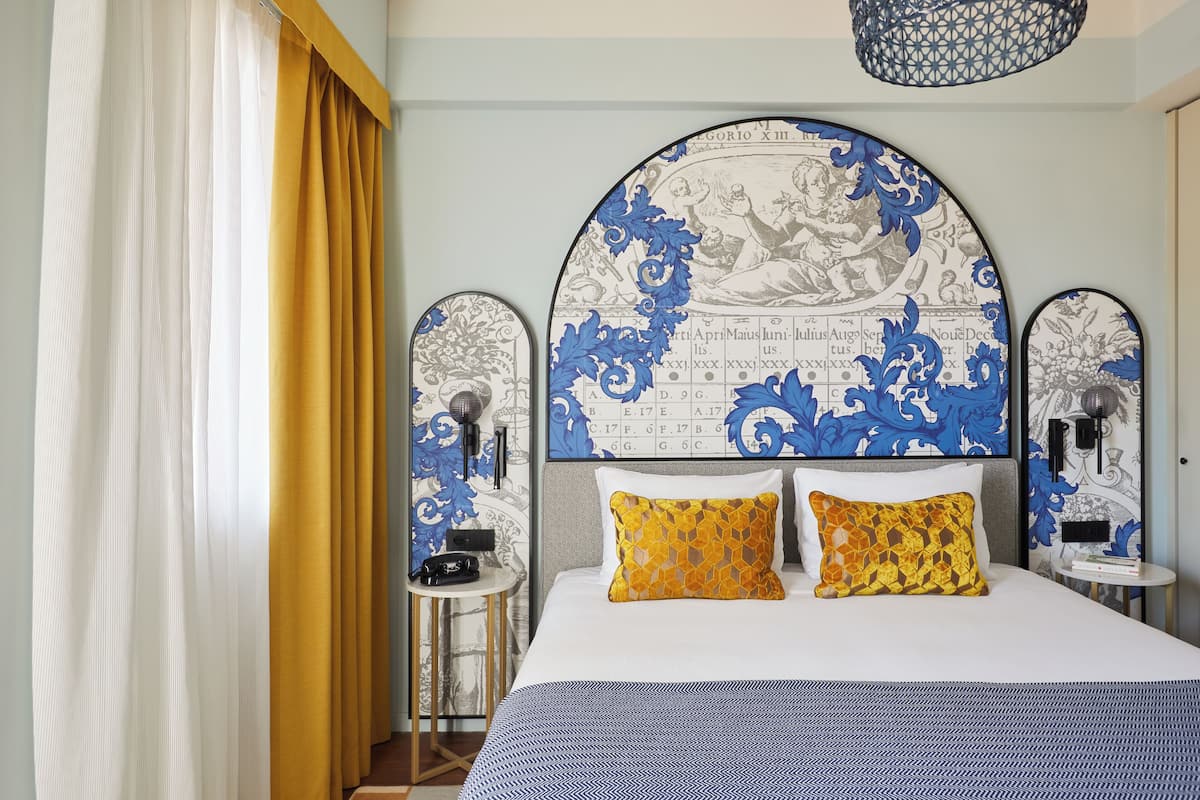 Standard Room, 1 Queen Bed, Accessible | Premium bedding, minibar, in-room safe, laptop workspace
