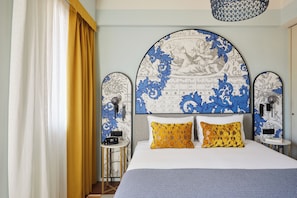 Standard Room, 1 Queen Bed, Accessible | Premium bedding, minibar, in-room safe, laptop workspace