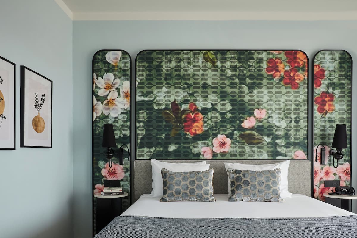 Minibar, in-room safe, laptop workspace, blackout curtains