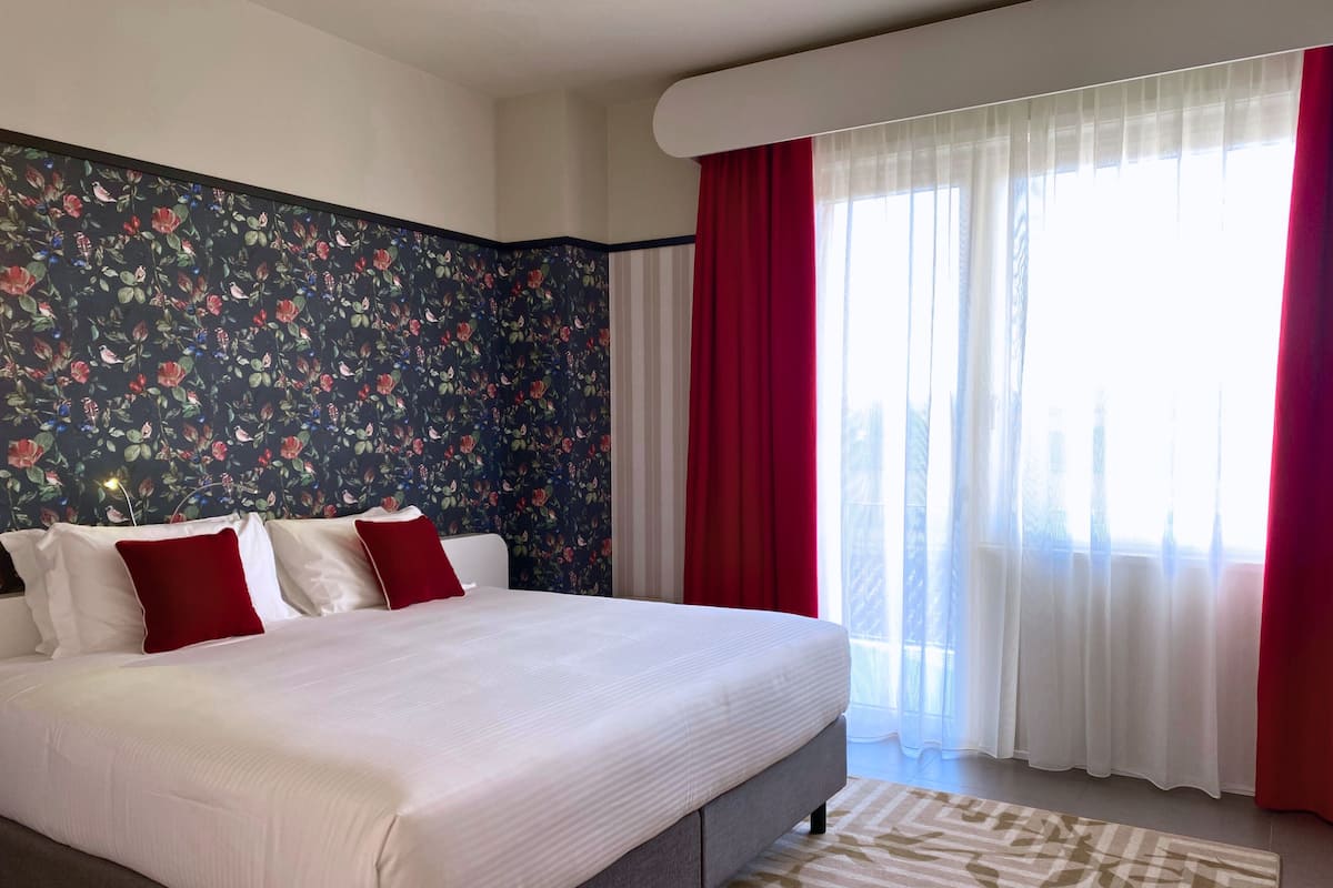 Standard Room, 1 Double Bed | Premium bedding, minibar, in-room safe, laptop workspace