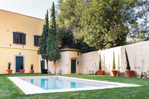 Seasonal outdoor pool, open 10:00 AM to 6:00 PM, sun loungers
