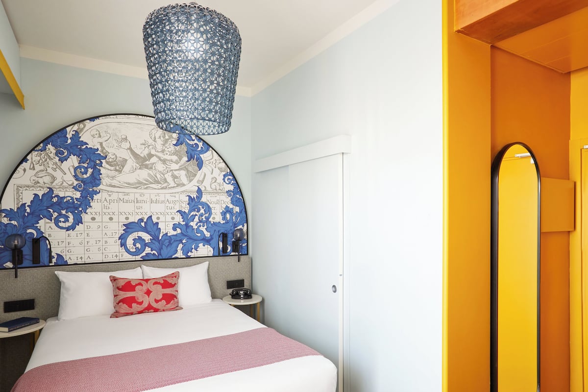 Minibar, in-room safe, laptop workspace, blackout curtains