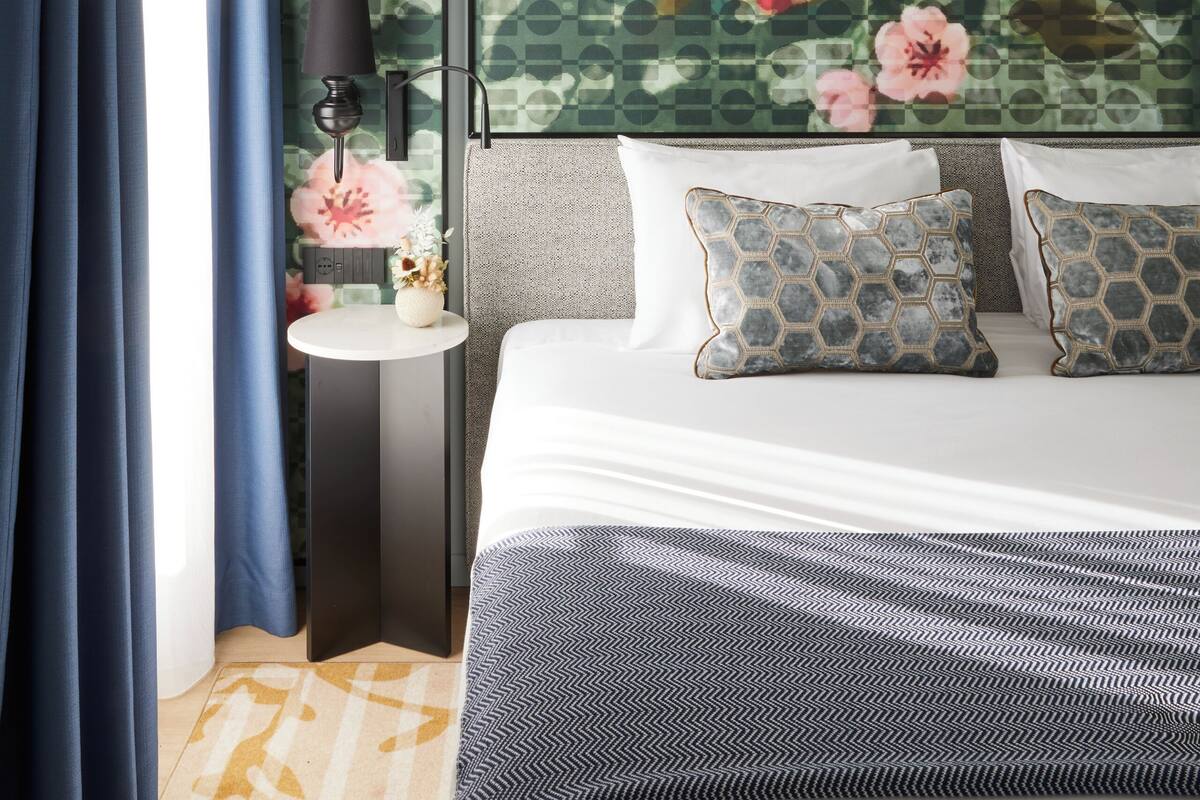 Suite, 1 cama King size y sofá cama | Ropa de cama de alta calidad y minibar