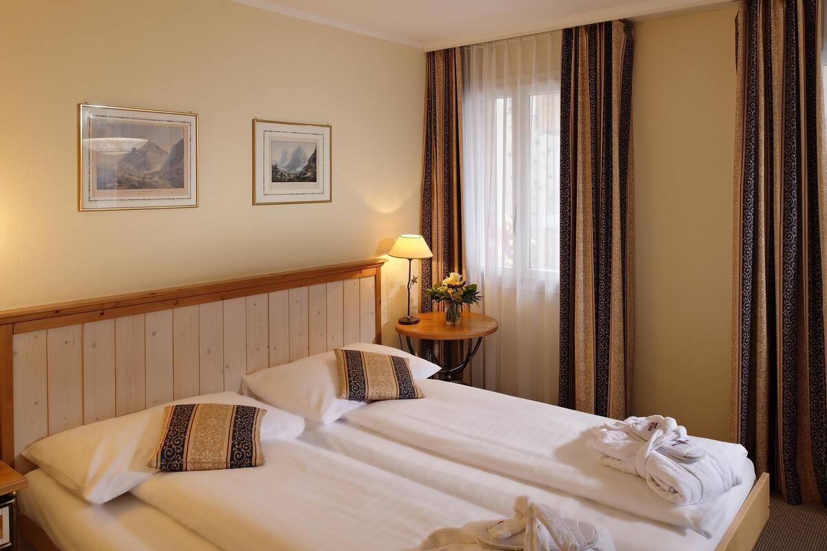 Hypo-allergenic bedding, minibar, in-room safe, desk