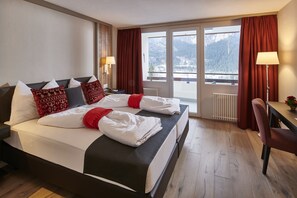 Suite (Jungfrau) | Hypoallergeen beddengoed, een minibar, een kluis op de kamer, een bureau