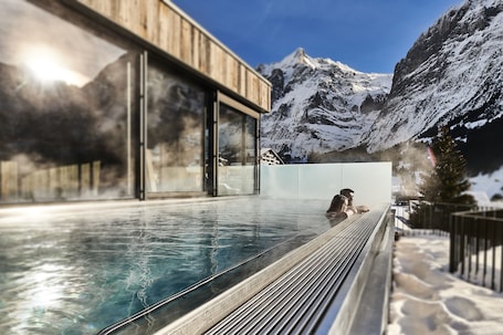 Una piscina al aire libre. Hotel Spinne