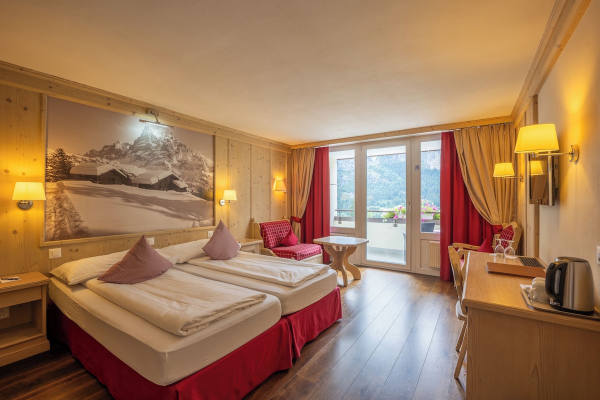 Double Room with Eiger View | 1 bedroom, hypo-allergenic bedding, minibar, in-room safe