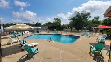 Een seizoensgebonden buitenzwembad en parasols bij het zwembad