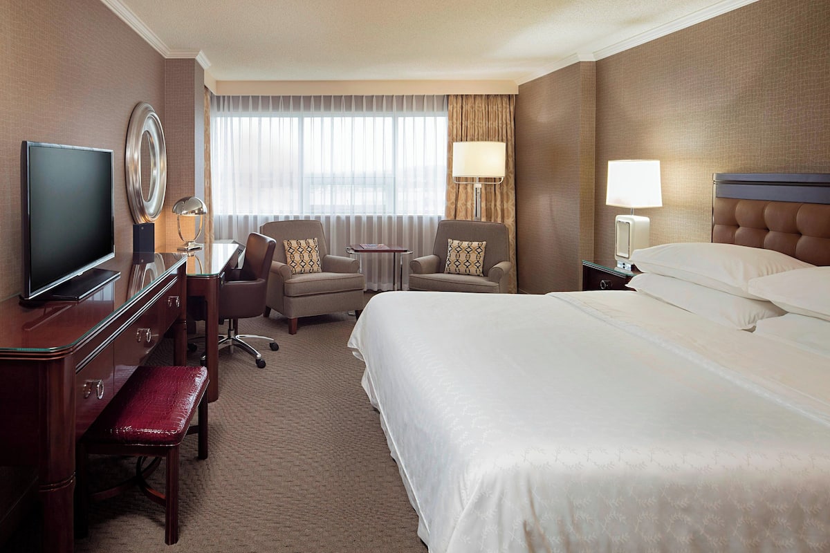 Deluxe Room, 1 King Bed (Guest, Club lounge access) | Pillowtop beds, in-room safe, desk, iron/ironing board