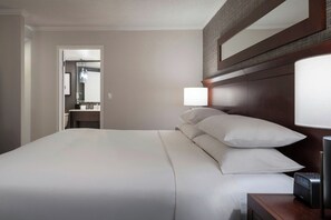 Pillowtop beds, in-room safe, desk, iron/ironing board - Sheraton Cavalier Calgary Hotel (Calgary)