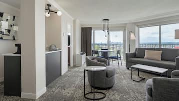 Een 32-inch flatscreentelevisie met kabelzenders en een smart-tv