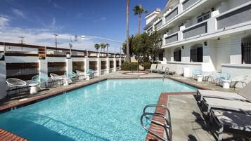 Kolam renang outdoor, dengan kursi berjemur