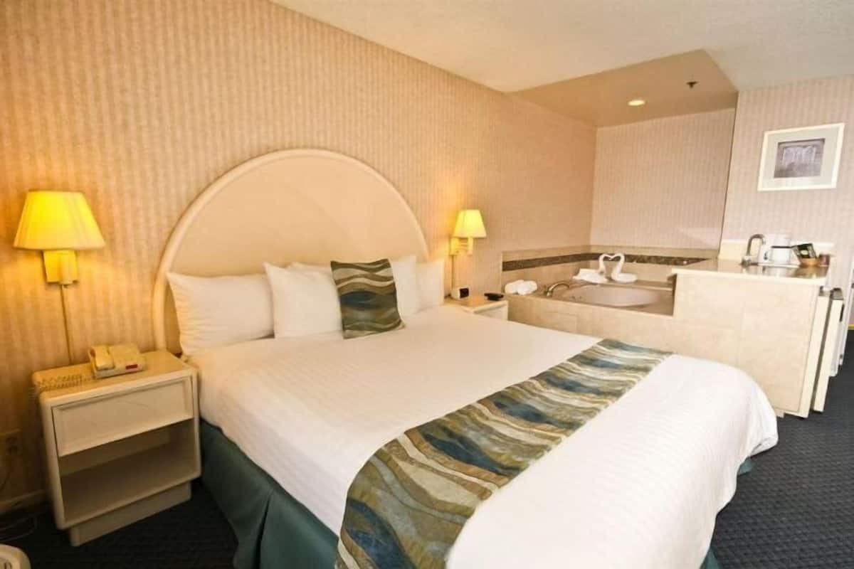 1 bedroom, premium bedding, down comforters, in-room safe