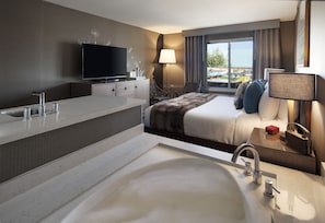 Suite, 1 kingsize bed (KING SPA SUITE) | Luxe beddengoed, donzen dekbedden, een kluis op de kamer, een bureau